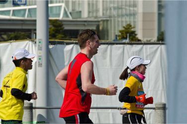 Przyłapany incognito Tomasz Lis  na trasie Tokyo Marathon 2011