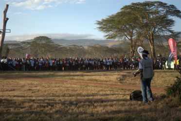 Start Lewa Marathon 2010 r. z polską flagą