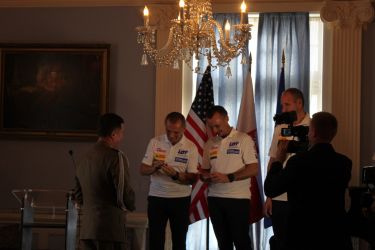 Attache gen. Stróżyk wręcza gen.Polko i Potrowi Pogonowi-medale za akcję Semper Fi - Waszyngton 2014