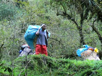 Cięzka praca tragarzy Gurkhów na himalajskim szlaku- 2006 r