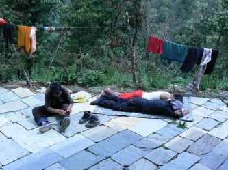 Odpoczynek Gurkhów tragarzy-Himalaje 2006r