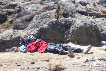 Odpoczynek tragarza na szlaku Machame Route-Kilimanjaro
