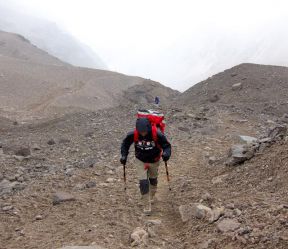 Piotr na podejsciu do obozu Plaza de Mulas 4300 m n p m