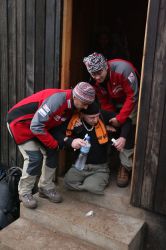 Pomoc w porannej toalecie dla Piotra Truszkowskiego- Kilimanjro 2008 r