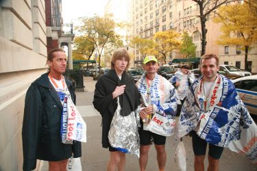 Z niewidomy Jurkiem Płonką na mecie NY Marathon 2009