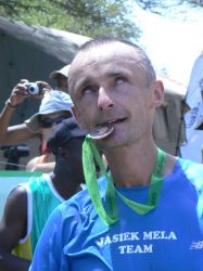 Biegowe zagryzanie na mecie Lewa Safaricom Marathon 2009